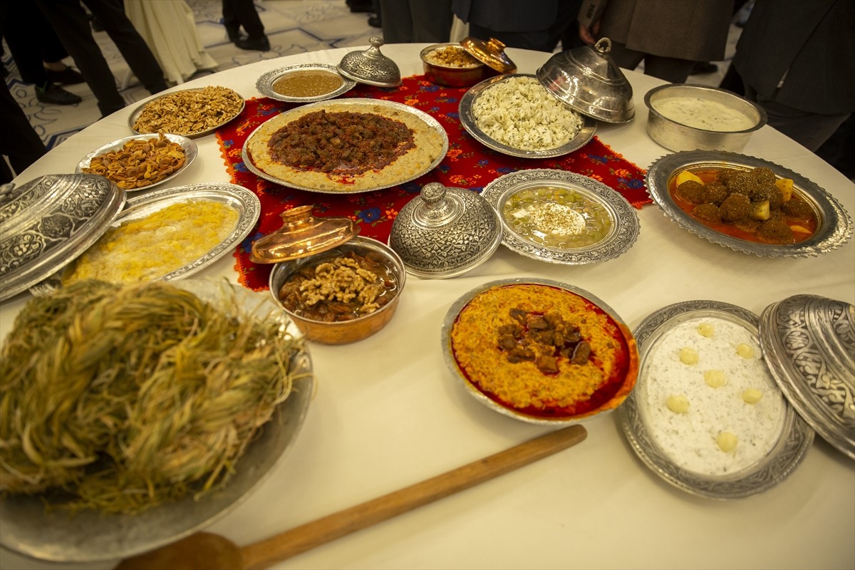 Irak'ın Erbil kentinde, Van Ticaret ve Sanayi Odası (TSO) tarafından Van kültürü ve yemeklerini...