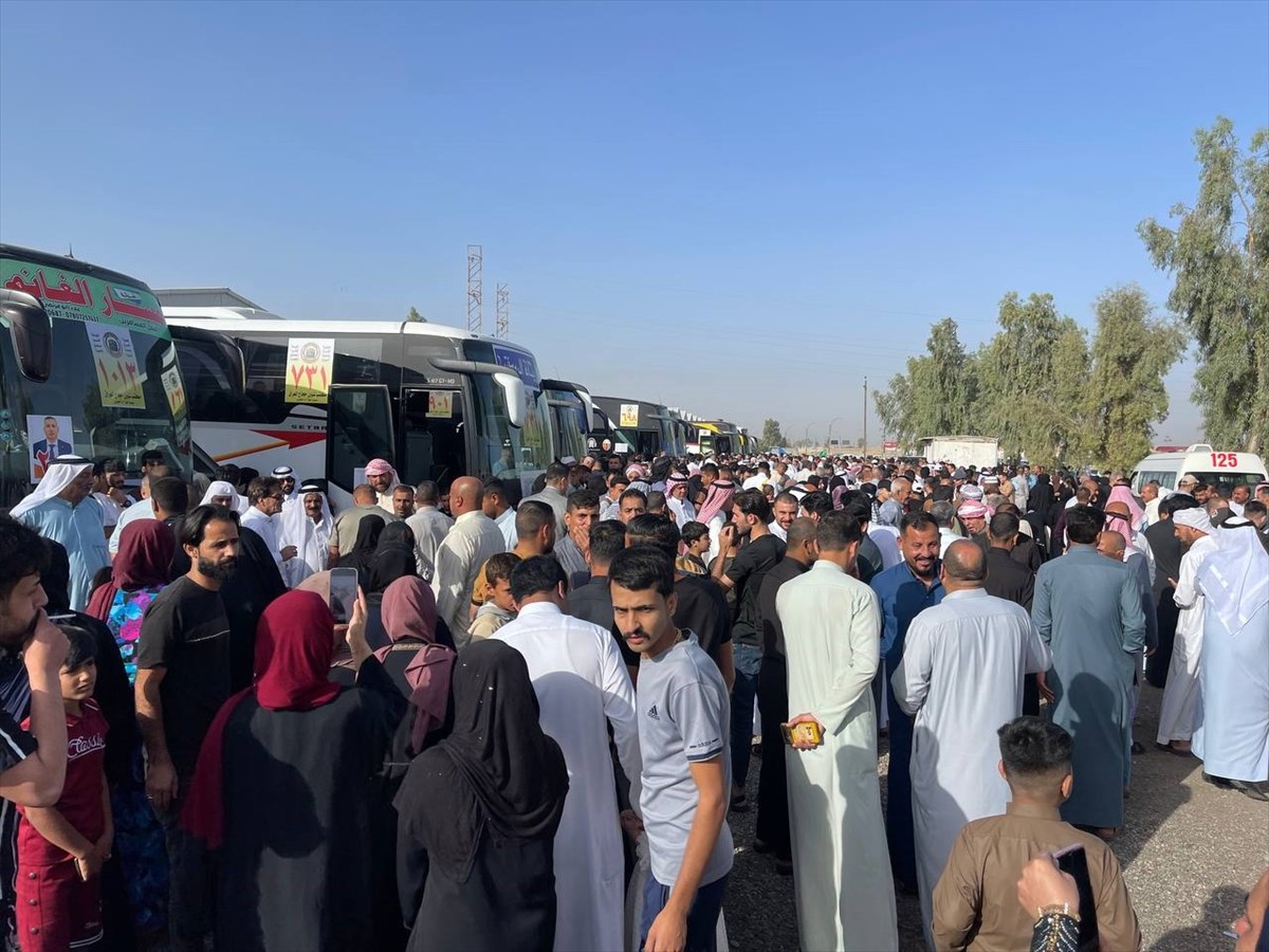 Irak'ın Kerkük kentinden ilk hac kafilesi dua ve tekbirlerle kutsal topraklara uğurlandı.