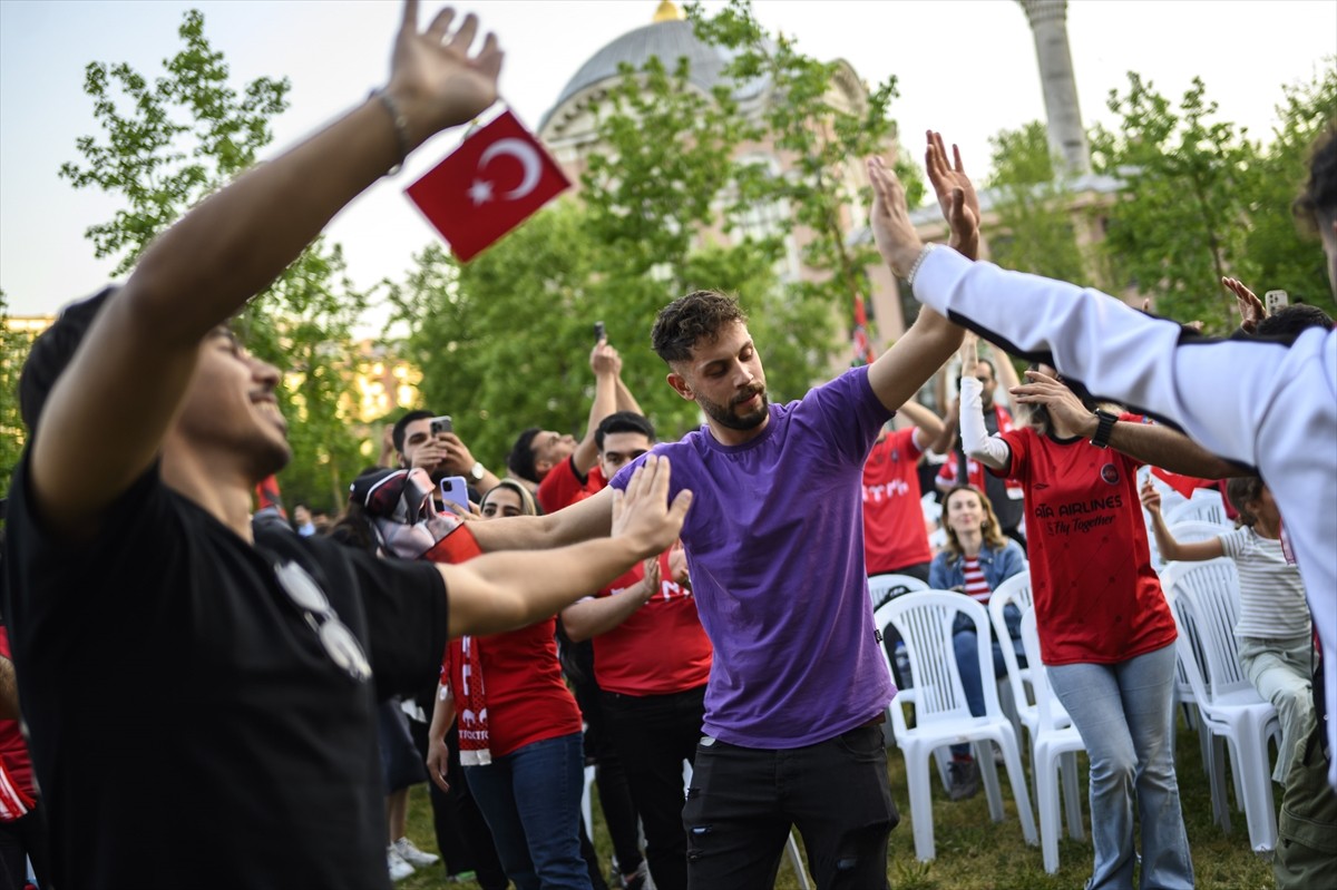  İran 1. Futbol Ligi'nde (Pers Körfez Pro Lig) şampiyonluğa ulaşan Traktör takımının taraftarları...