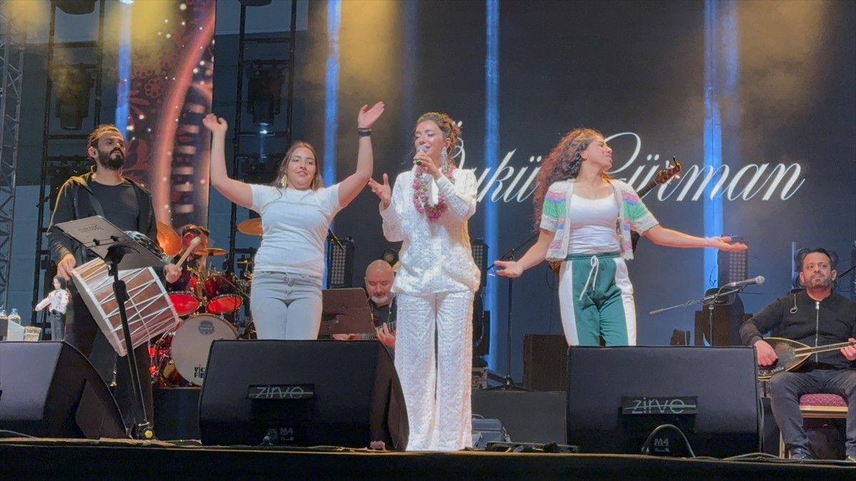 Isparta'da düzenlenen 2025 Uluslararası Gül Festivali kapsamında şarkıcı Öykü Gürman sahneye...