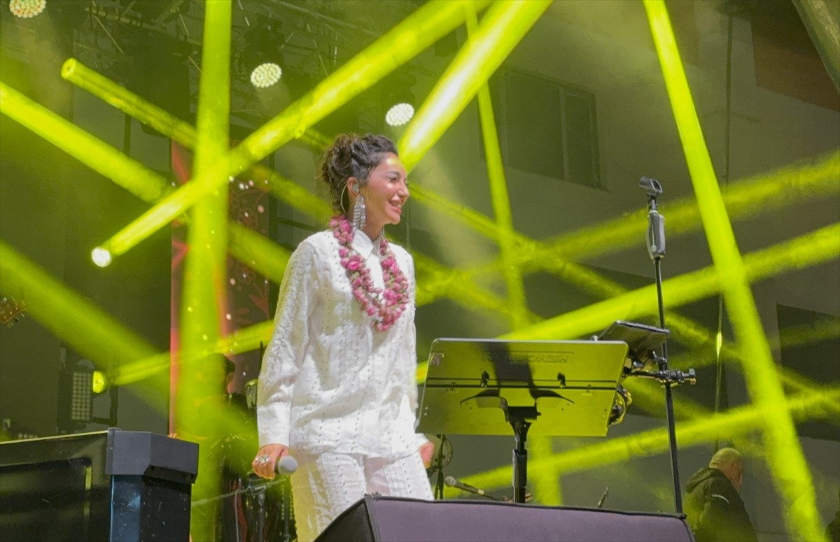 Isparta'da düzenlenen 2025 Uluslararası Gül Festivali kapsamında şarkıcı Öykü Gürman sahneye...