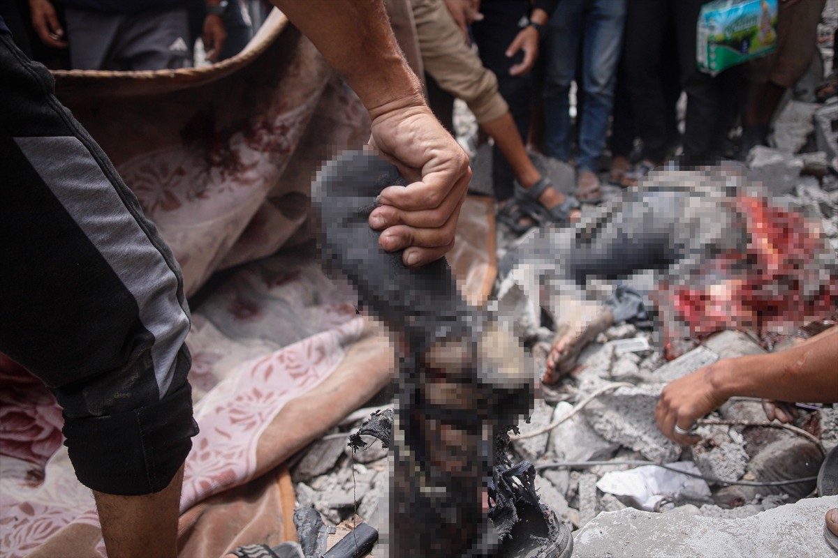 İsrail'in Gazze Şeridi'nin kuzeyindeki Cibaliya Mülteci Kampı'nda bir klinik ile mescide...