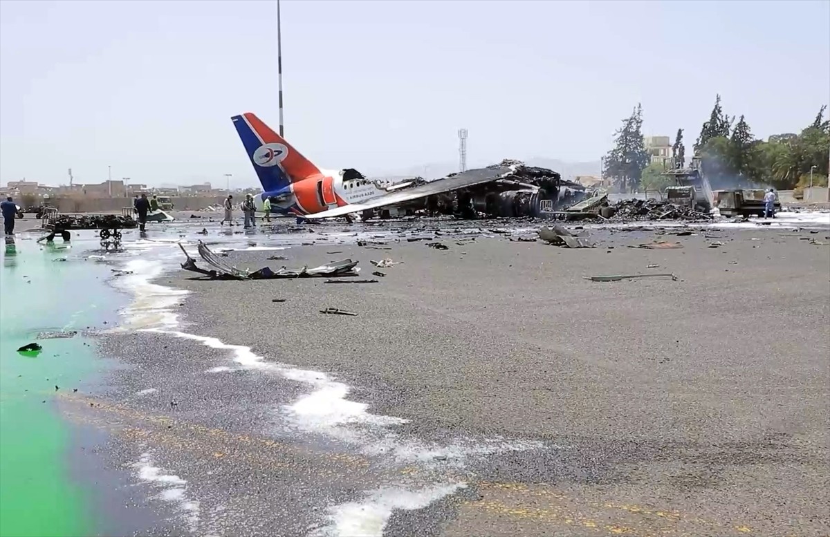 İsrail ordusuna ait savaş uçakları, Yemen'in başkenti Sana'da yer alan havalimanına hava saldırısı...