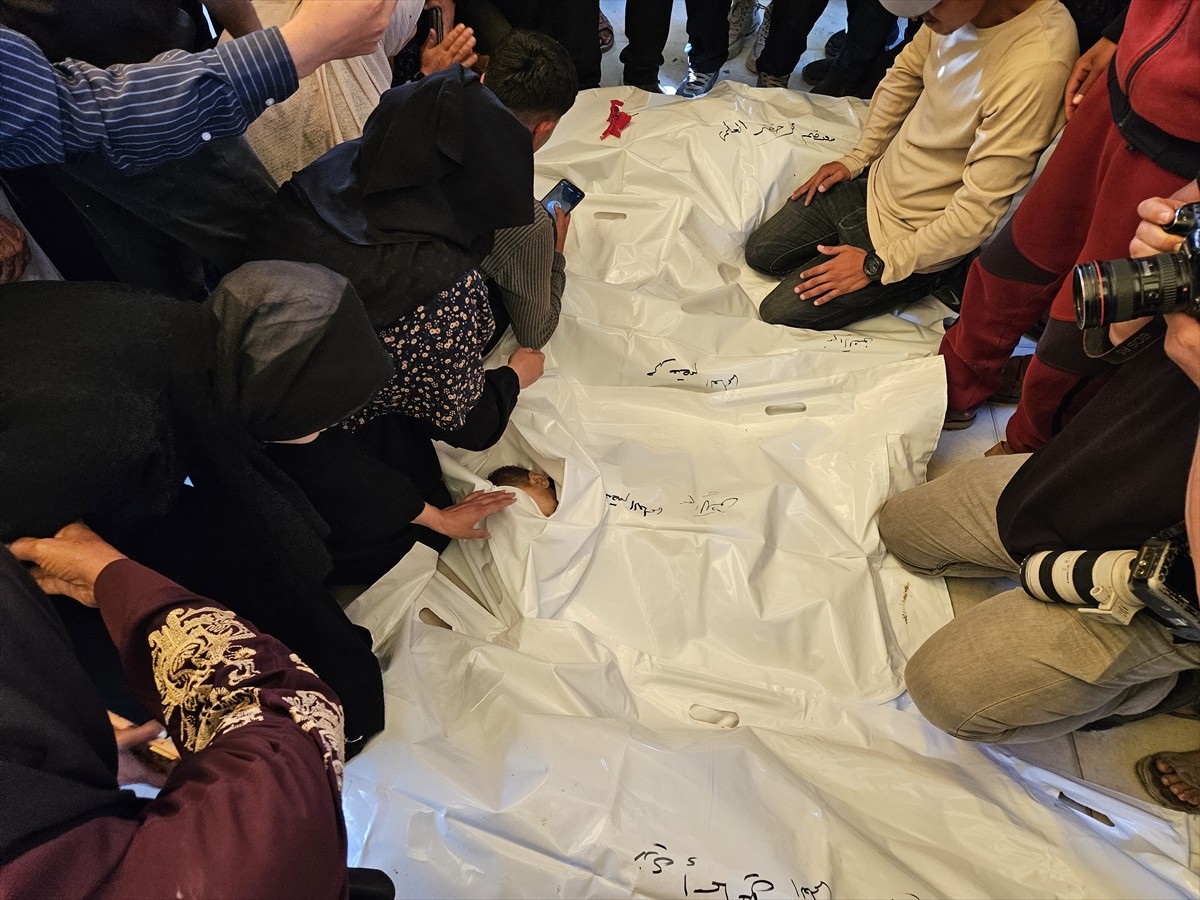 İsrail ordusunun abluka altındaki Gazze Şeridi'ne yönelik saldırılar aralıksız devam ediyor....