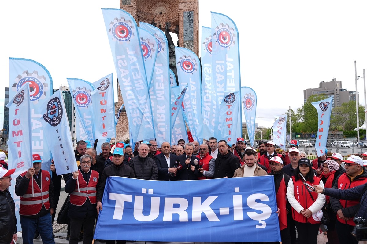 İstanbul'da 1 Mayıs Emek ve Dayanışma Günü dolayısıyla TÜRK-İŞ üyeleri, Taksim Cumhuriyet Anıtı'na...