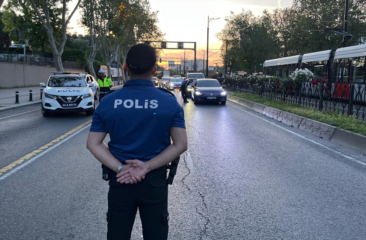 İstanbul'da polis ekipleri, kent genelinde helikopter destekli "huzur uygulaması" yaptı.