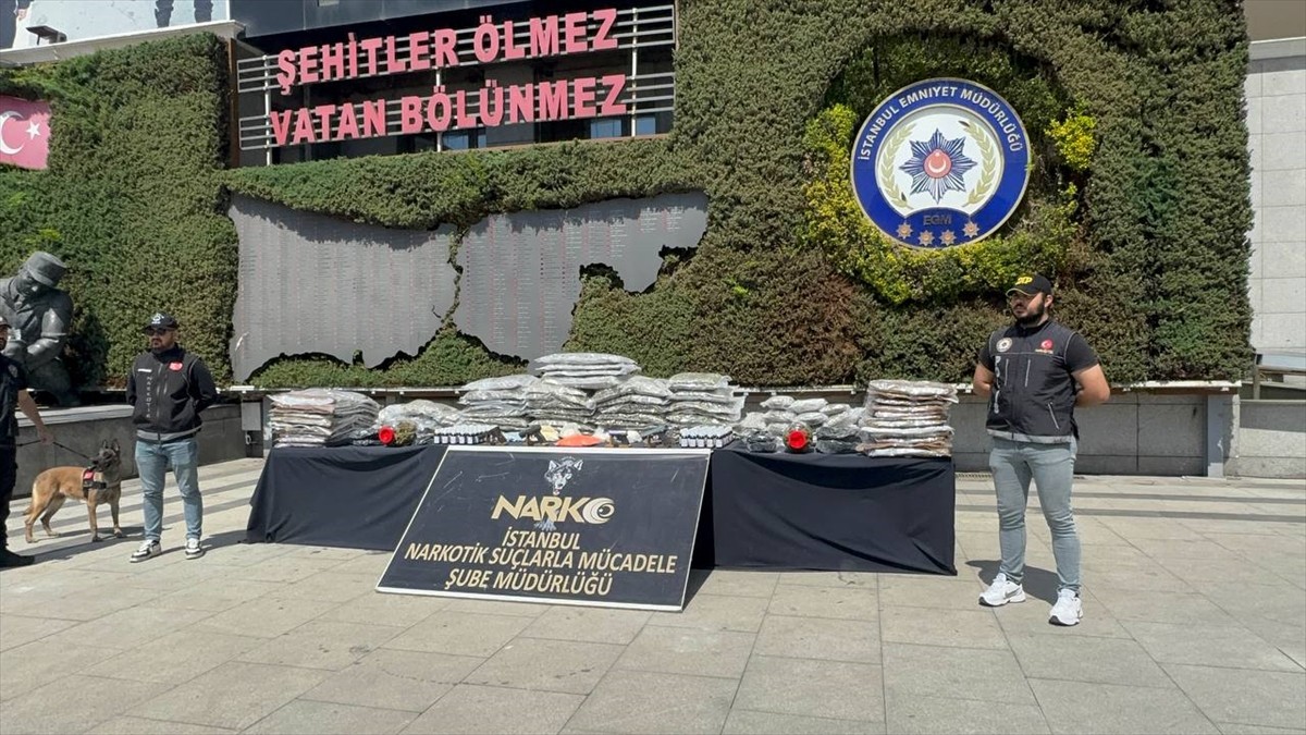 İstanbul'da uyuşturucu satıcılarına yönelik düzenlenen Narkokapan-İstanbul 2 operasyonunda...
