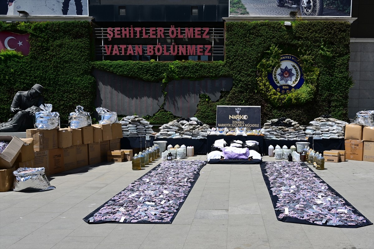 İstanbul'un 6 ilçesinde düzenlenen operasyonlarda, 1 ton 52 kilo 380 gram uyuşturucu ele...