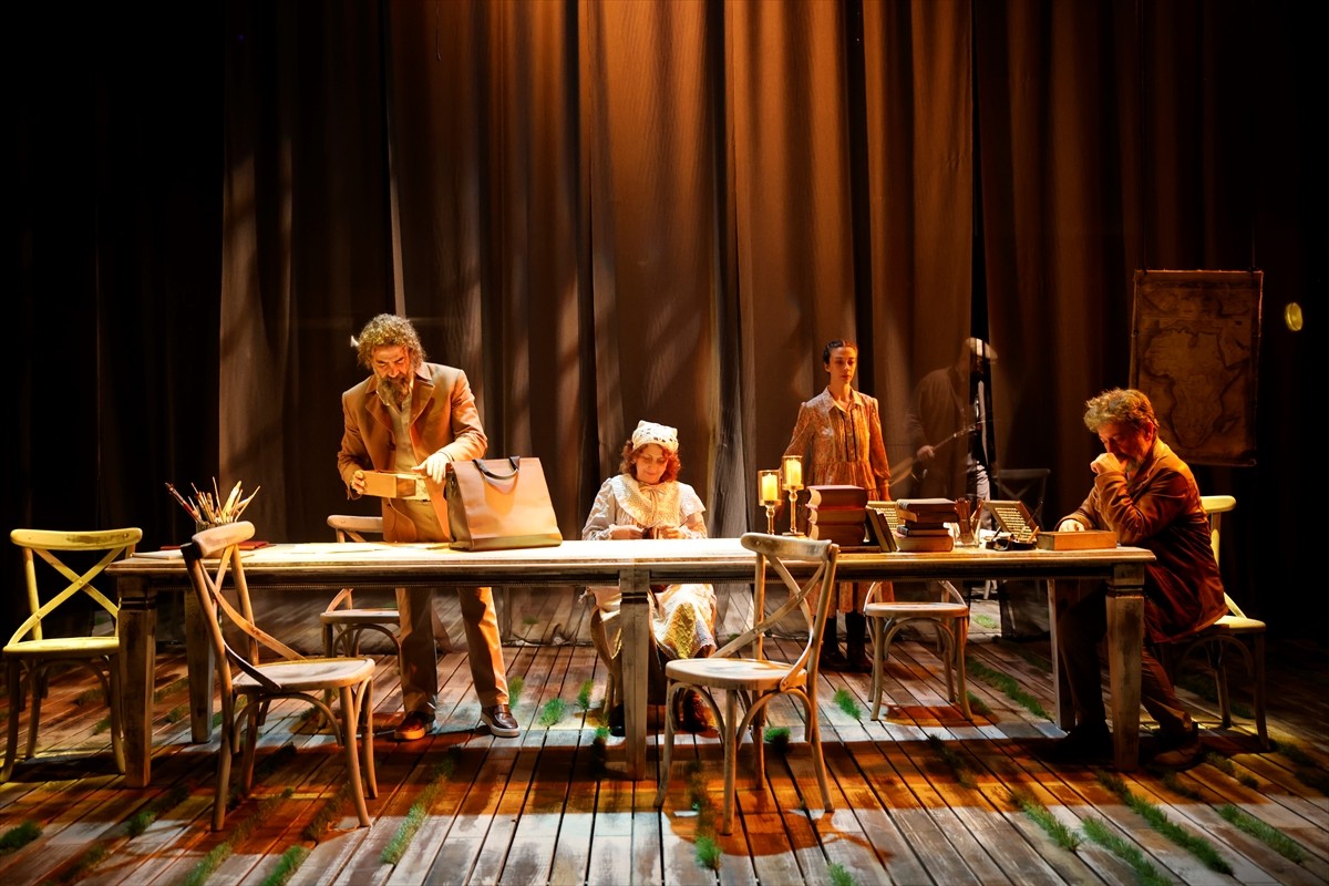 İstanbul Devlet Tiyatrosunun yeni oyunu "Vanya Dayı", Üsküdar Tekel Sahne'de prömiyerini...