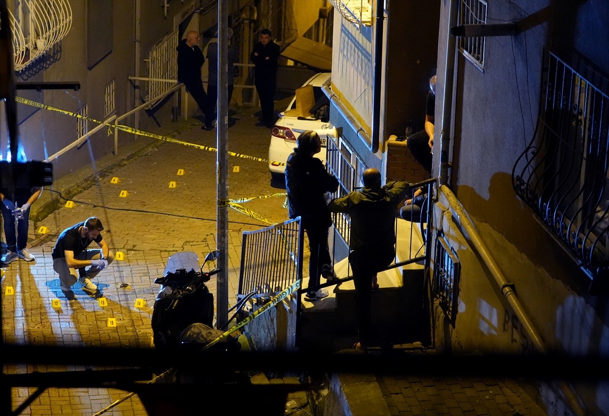 İstanbul Şişli’de sokak ortasında rastgele ateş etikten sonra polisle çatışmaya giren şahıs ikna...