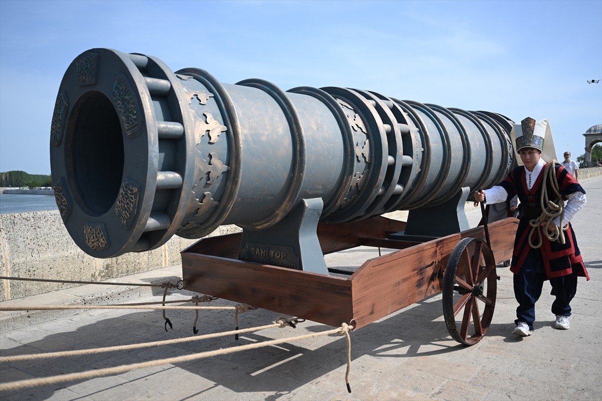 İstanbul’un fethinin 572. yılı dolayısıyla Jandarma Genel Komutanlığı Mehteran Birliği, Edirne'de...