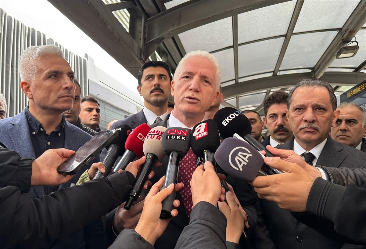 İstanbul Valisi Davut Gül, Beylikdüzü istikametinde, Haramidere Sanayi Durağı'nda yolcu alan bir...