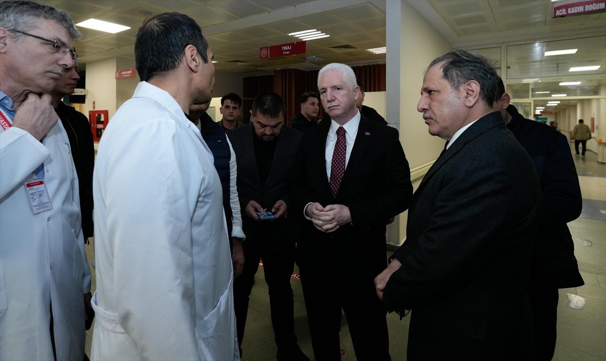 İstanbul Valisi Davut Gül (ortada), Beylikdüzü'ndeki metrobüs kazasında yaralananları tedavi...