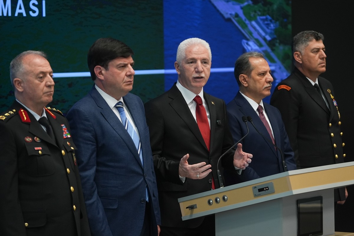 İstanbul Valisi Davut Gül (ortada), Eyüpsultan'daki İl Afet ve Acil Durum Müdürlüğünde (AFAD)...