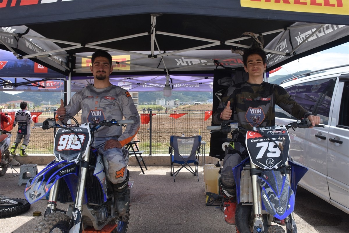 İstanbullu motokrosçu Burak (solda) ile Osman Asım (sağda) Arlı kardeşler, katıldıkları...