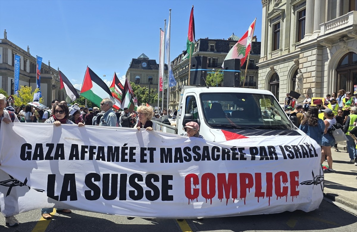 İsviçre'nin Cenevre kentinde binlerce kişi, İsrail'in Gazze'deki soykırımını protesto için yürüyüş...