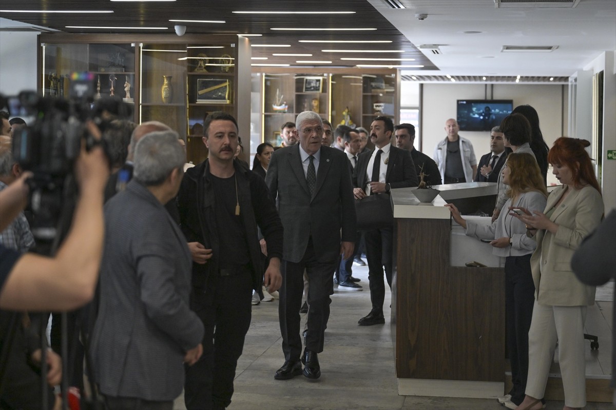 İYİ Parti Genel Başkanı Müsavat Dervişoğlu, partisinin genel merkezinde düzenlediği basın...