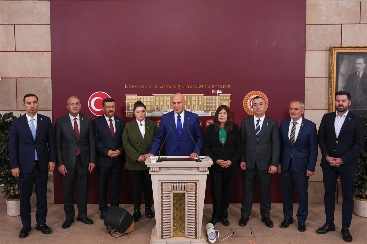 İYİ Parti Grup Başkanvekili Turhan Çömez (ortada), Meclis'te düzenlediği basın toplantısında Yeni...