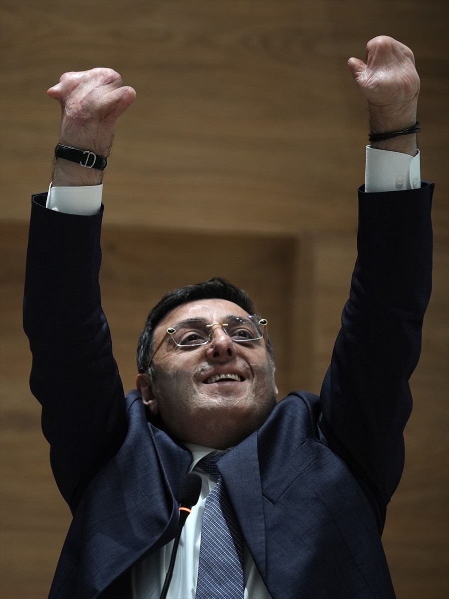 İzmir'de, bebekken buğday tarlasında çıkan yangında vücudunda kalıcı yanıklar oluşan ve ellerini...