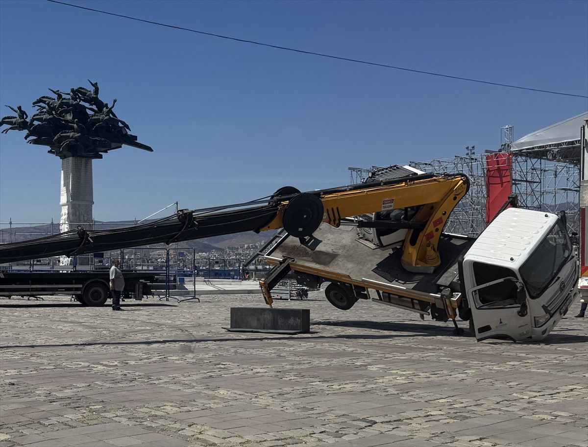 İzmir'de CHP'nin 19 Mayıs'ta yapacağı miting için kurulan sahne çalışmaları sırasında yan yatan...