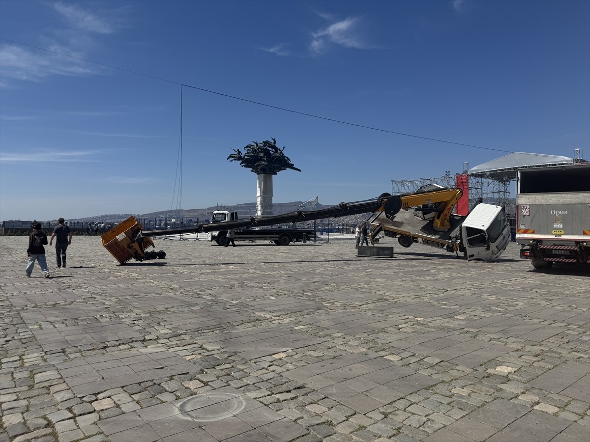 İzmir'de CHP'nin 19 Mayıs'ta yapacağı miting için kurulan sahne çalışmaları sırasında yan yatan...