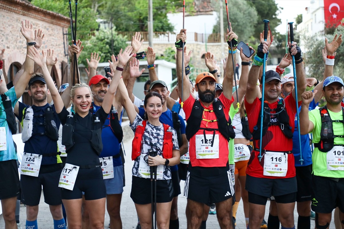 İzmir'de doğa ve kültürü bir arada bulunduran yürüyüş rotası Efeler Yolu'nda ilk kez düzenlenen...