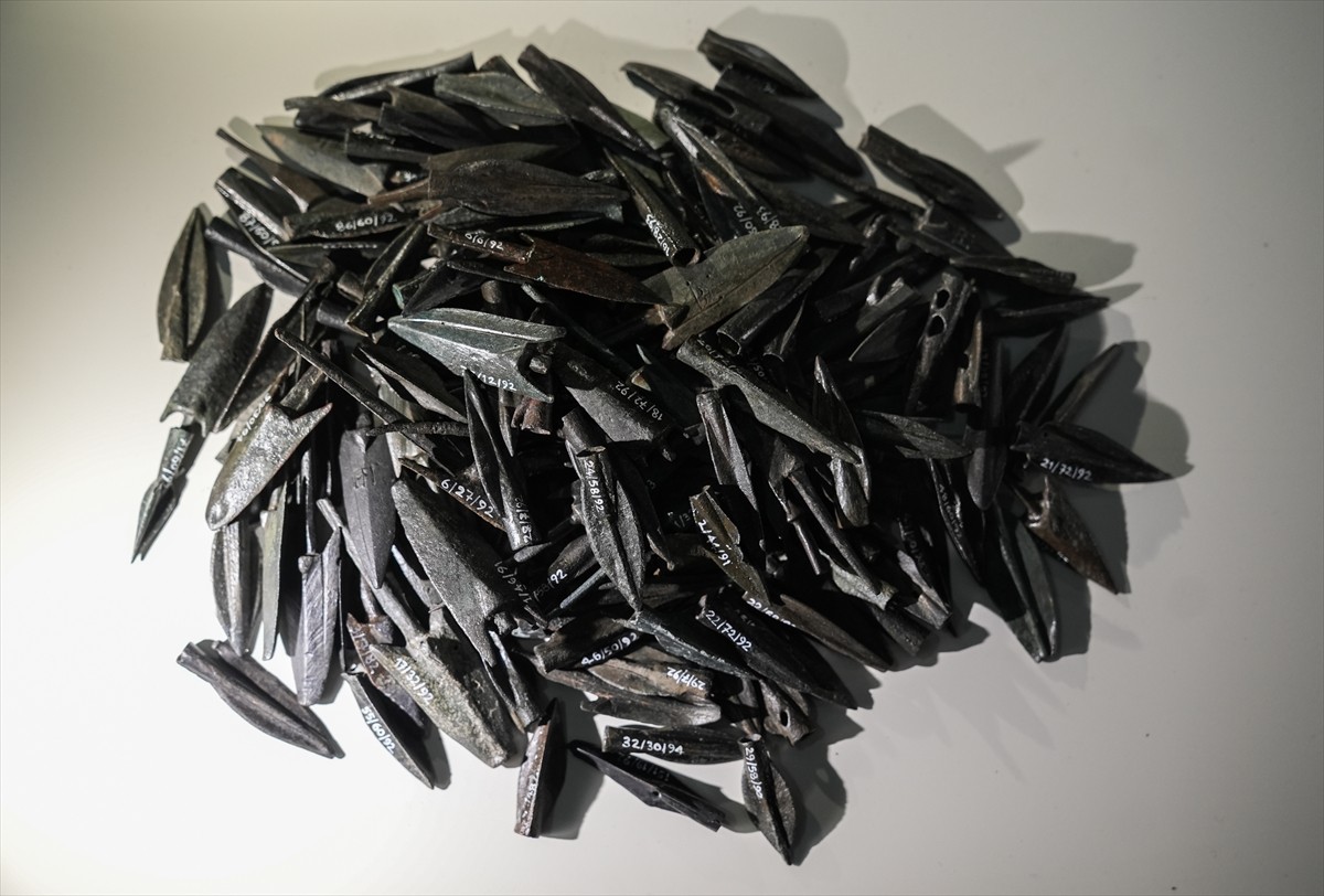 İzmir'de, Kültür ve Turizm Bakanlığının "102. Yılda 100+2 Süreli Sergi" projesi kapsamında Efes...