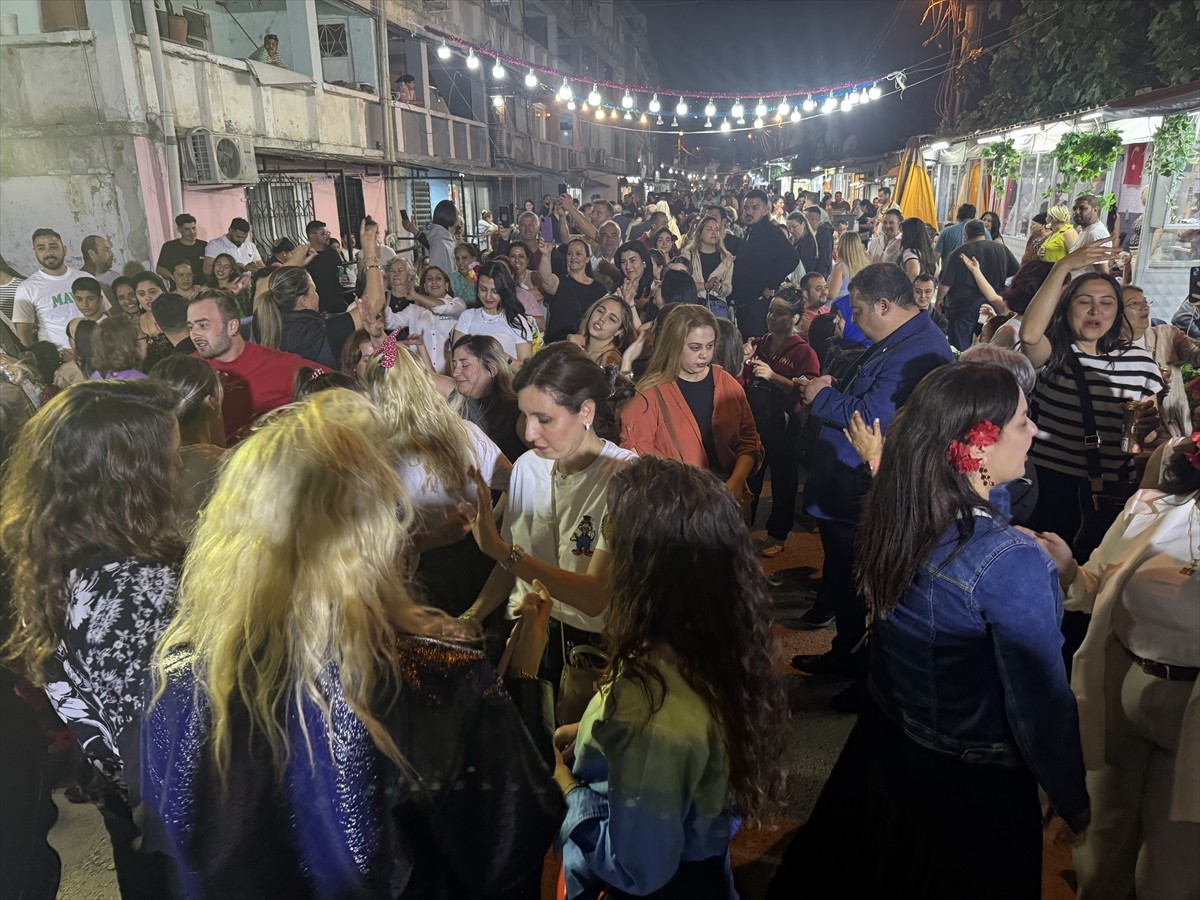 İzmir'de vatandaşlar, baharın müjdecisi Hıdırellez’i coşkuyla kutladı. Konak ilçesine bağlı Ege...