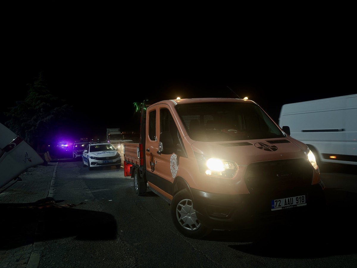  İzmir'in Aliağa ilçesinde tırın bariyere çarpması sonucu 2 kişi yaralandı.