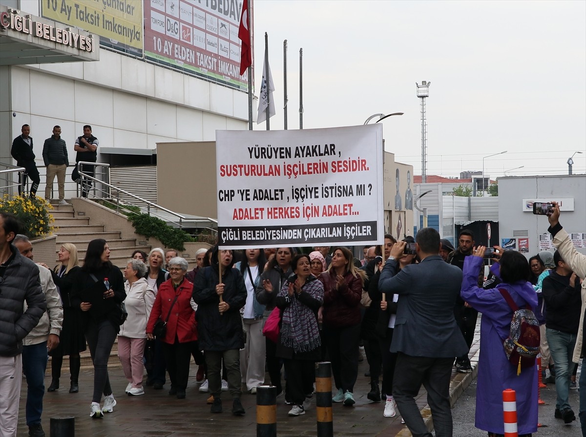 İzmir'in Çiğli Belediyesi'nde 10 Haziran 2024'te işten çıkarılan 17 kadın işçi, seslerini CHP...