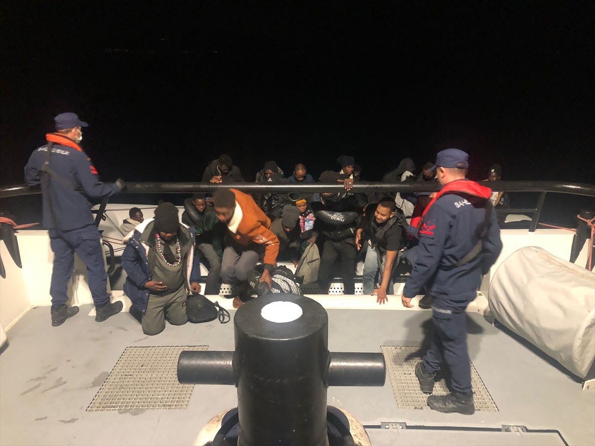 İzmir'in Dikili ilçesi açıklarında 28 düzensiz göçmen yakalandı.