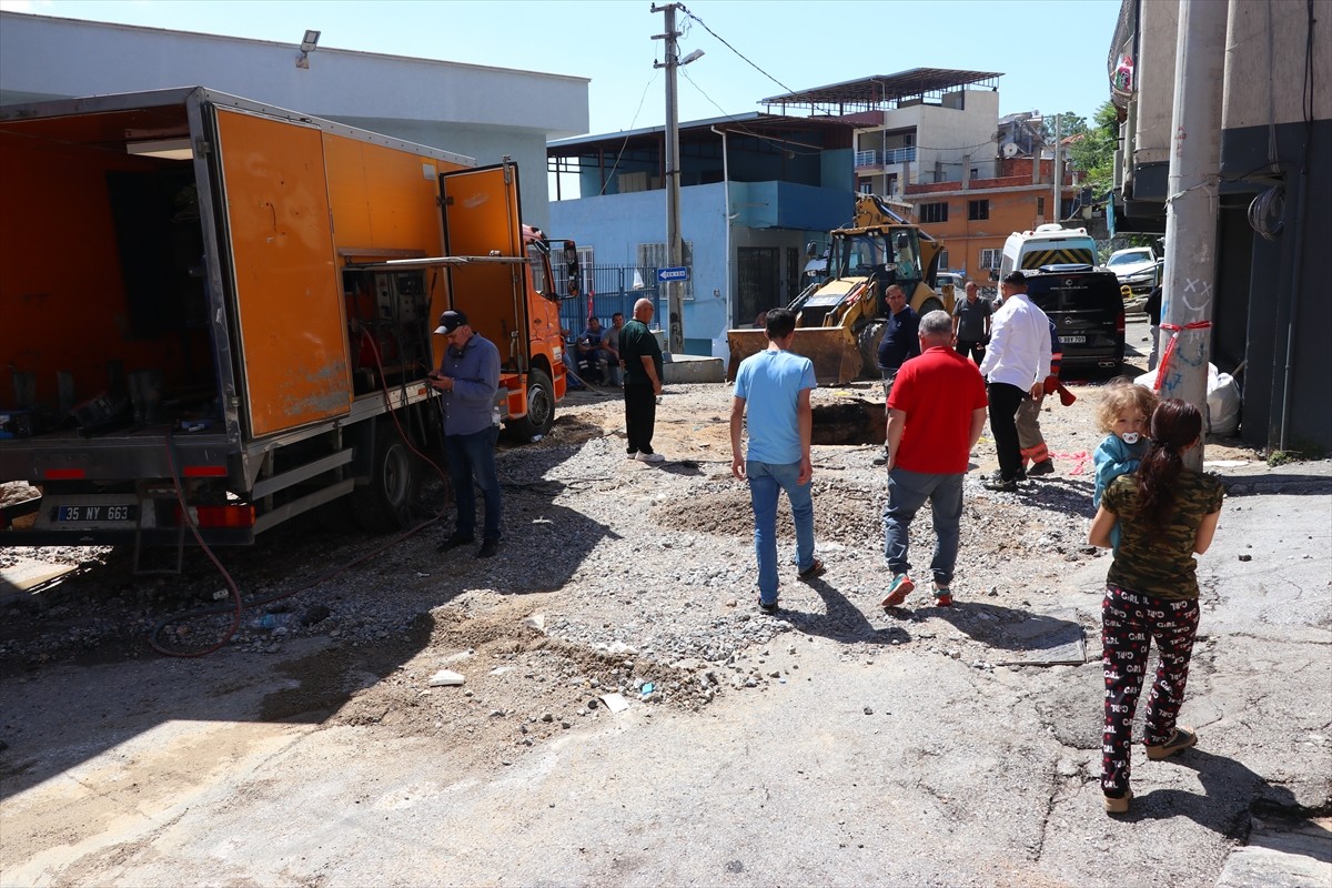 İzmir'in Konak ilçesinde sokakta ana su borusunun patlaması nedeniyle çok sayıda araç, ev ve iş...
