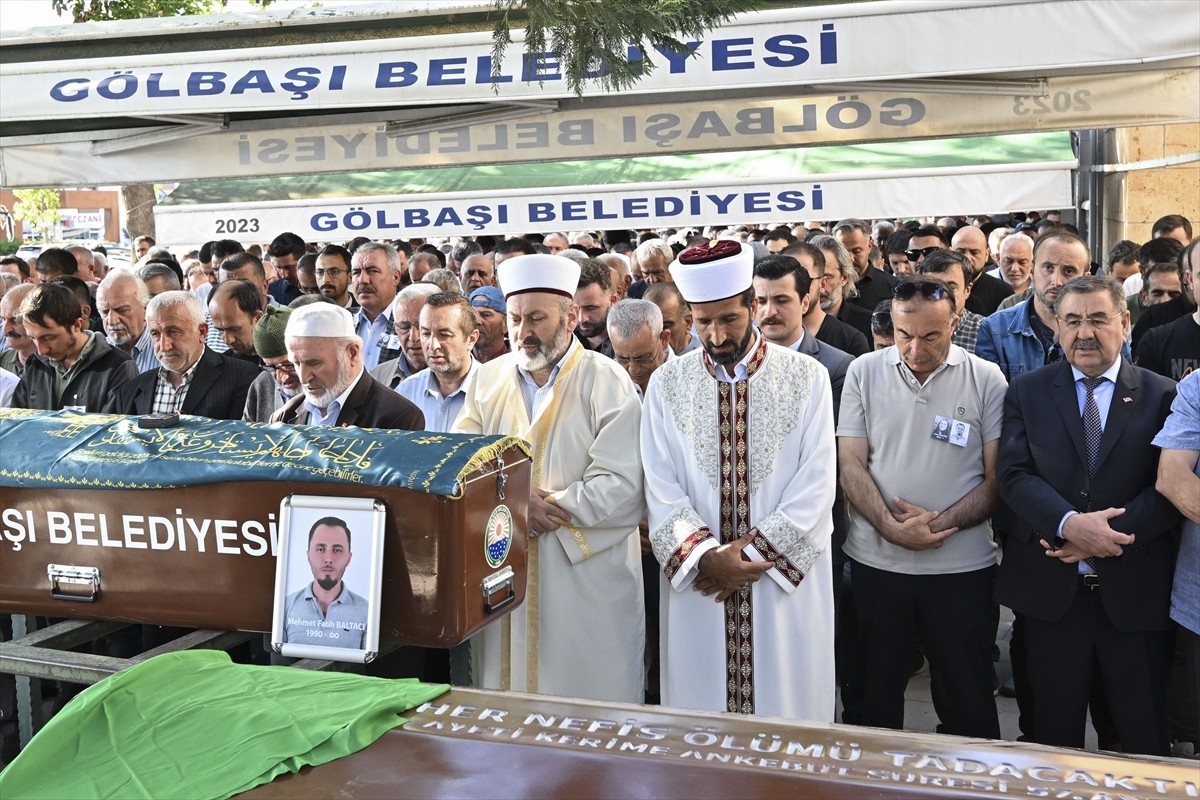  İzmir'in Menemen ilçesinde dekoratif beton kemerin yıkılması sonucu hayatını kaybeden çocuk...