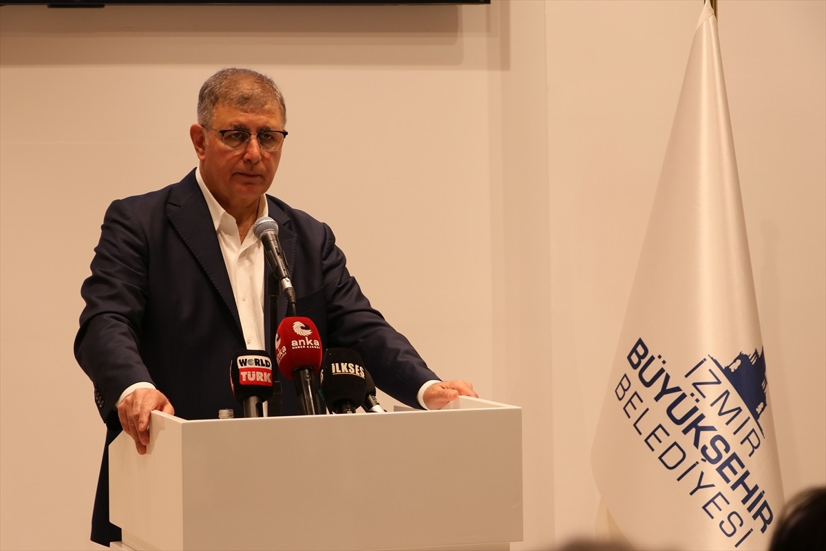 İzmir Büyükşehir Belediye Başkanı Cemil Tugay, Egemenlik Evi Çetin Emeç Basın Salonu'nda...