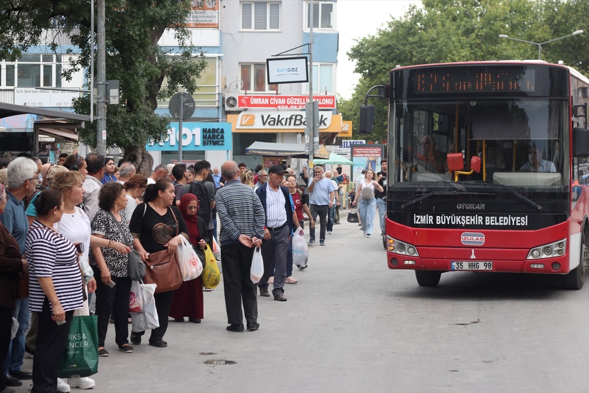 İzmir Büyükşehir Belediyesine bağlı iştiraklerde çalışan işçilerin grevi sonrası ESHOT...