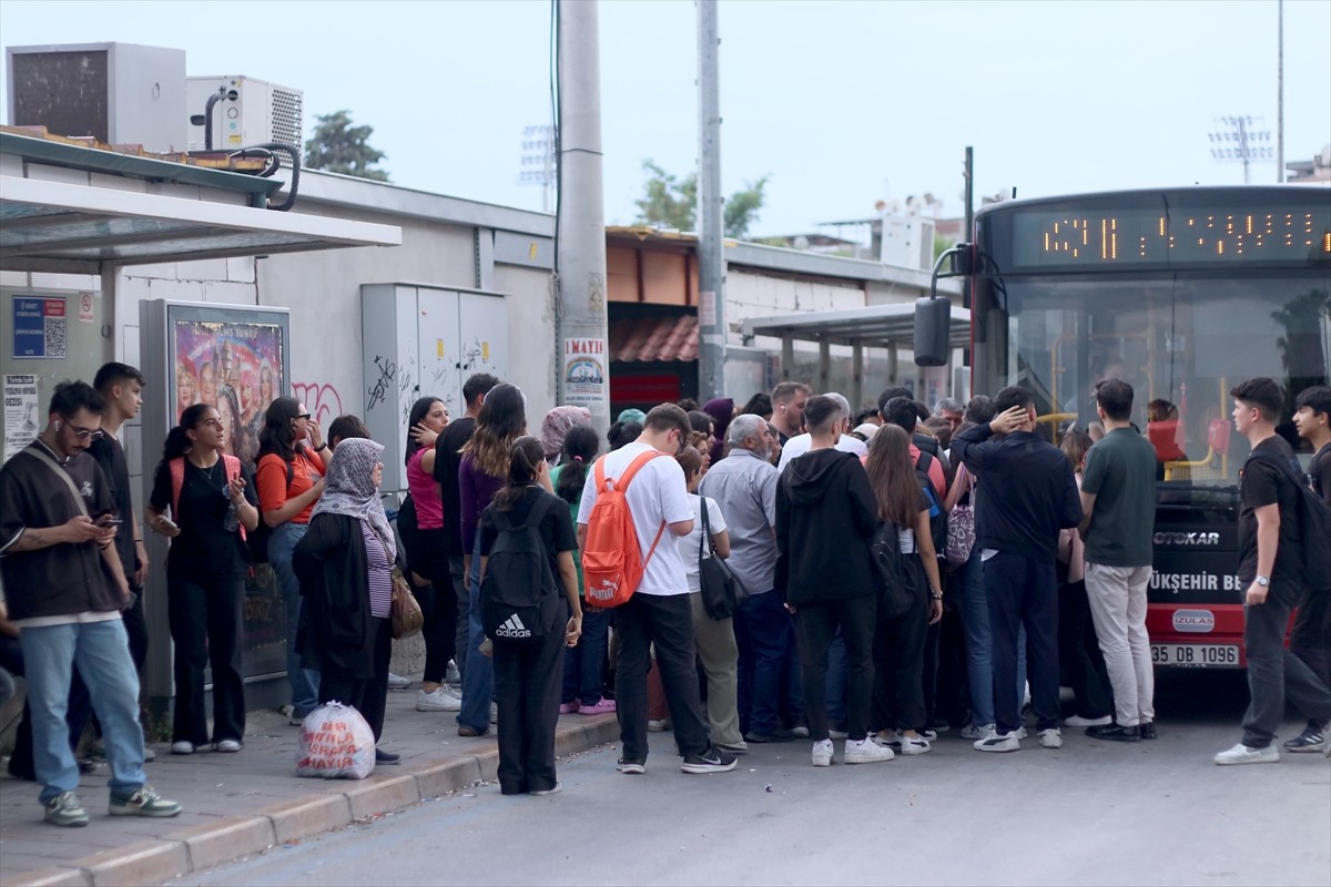 İzmir Büyükşehir Belediyesine bağlı iştiraklerde çalışan işçilerin grevi sonrası ESHOT...