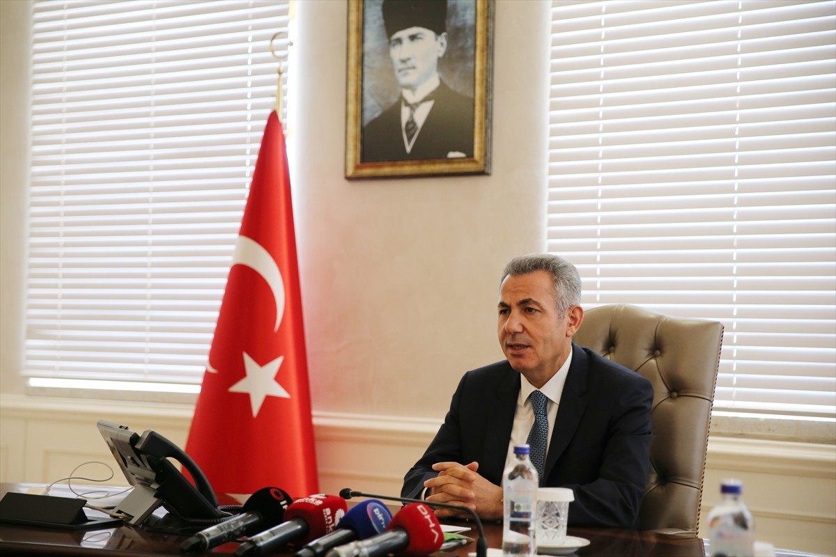 İzmir Valiliği toplantı salonunda "Orman Yangınlarıyla Mücadele ve Alınan Tedbirler" hakkında...