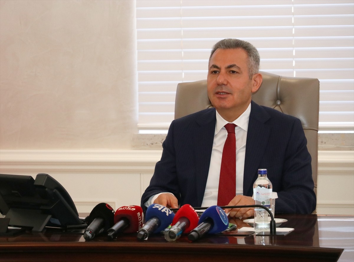 İzmir Valisi Süleyman Elban, Valilik'te düzenlenen toplantıda, 2024 ve 2025 yılının 1 Ocak-30...