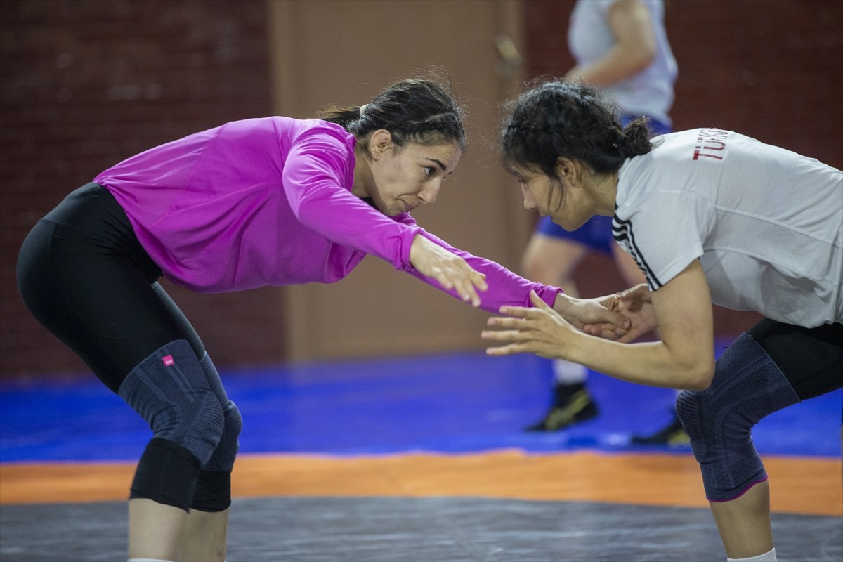 Kadın Güreş Milli Takımı sporcusu Evin Demirhan Yavuz (solda), katılacağı uluslararası...