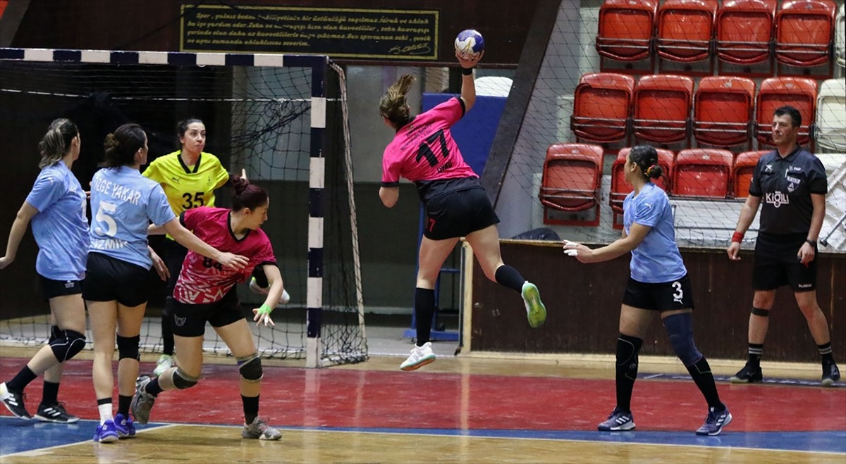 Kadınlar Hentbol Süper Lig play-off 7-8 etabı ikinci maçında İzmir Büyükşehir Belediyespor ile...