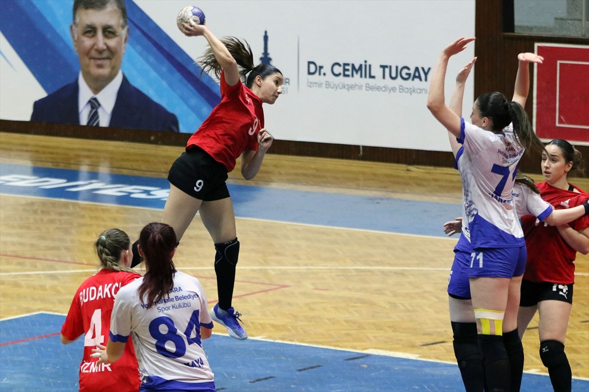 Kadınlar Hentbol Süper Lig play-off 7-8 etabı ilk maçında İzmir Büyükşehir Belediyespor ile...
