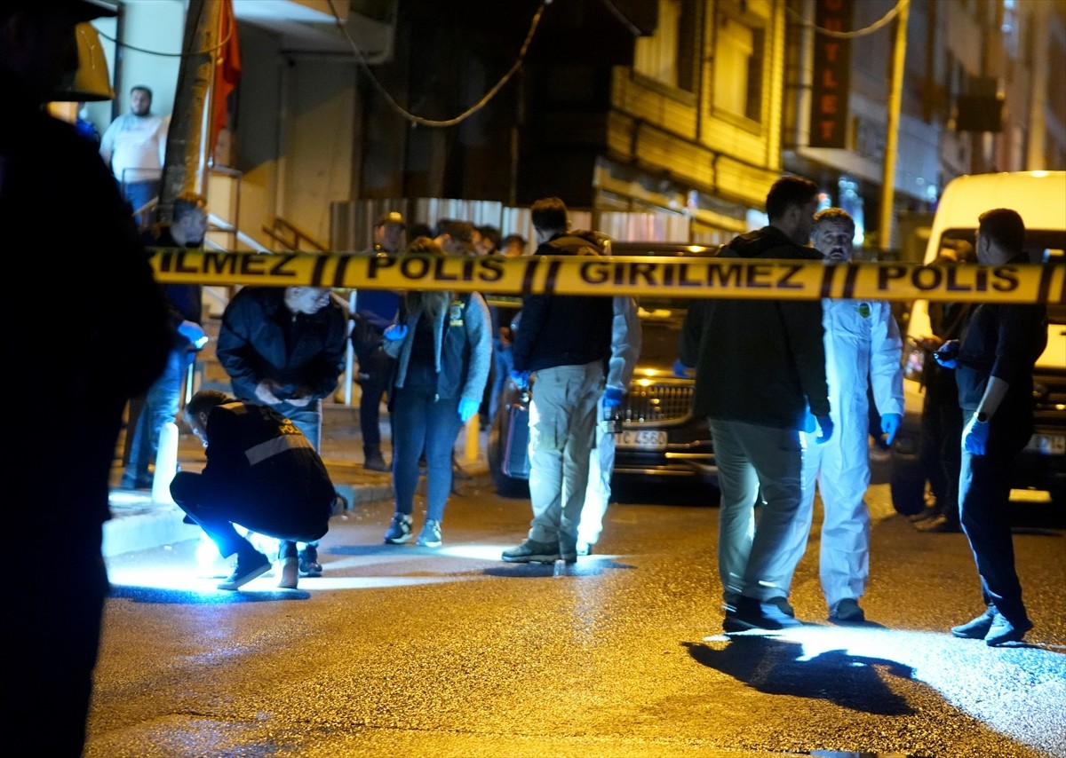 Kağıthane'de restoran ve eğlence mekanı olarak kullanılan iş yerine patlayıcı madde atılması...