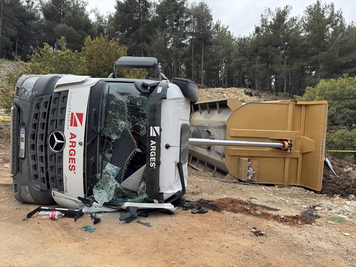Kahramanmaraş'ın Dulkadiroğlu ilçesinde, devrilen hafriyat kamyonunun sürücüsü hayatını...