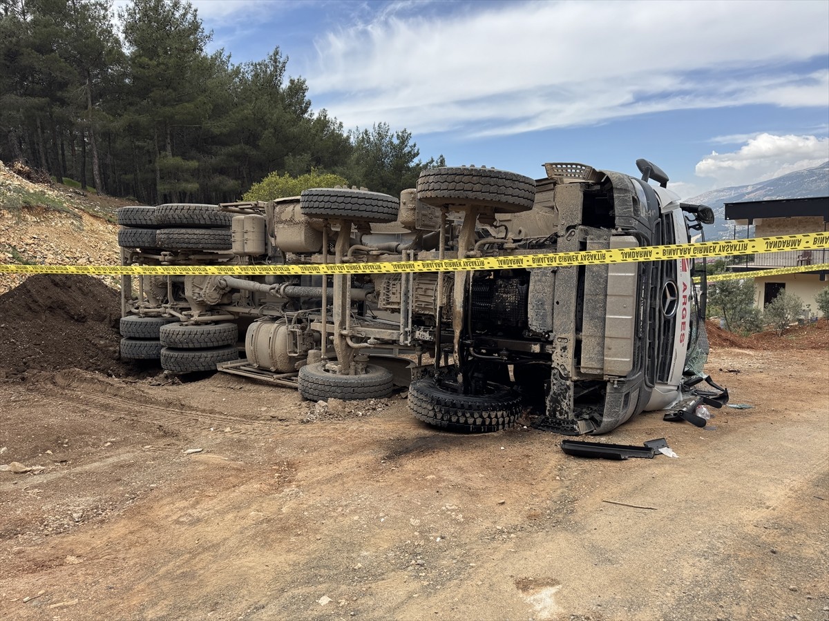 Kahramanmaraş'ın Dulkadiroğlu ilçesinde, devrilen hafriyat kamyonunun sürücüsü hayatını...