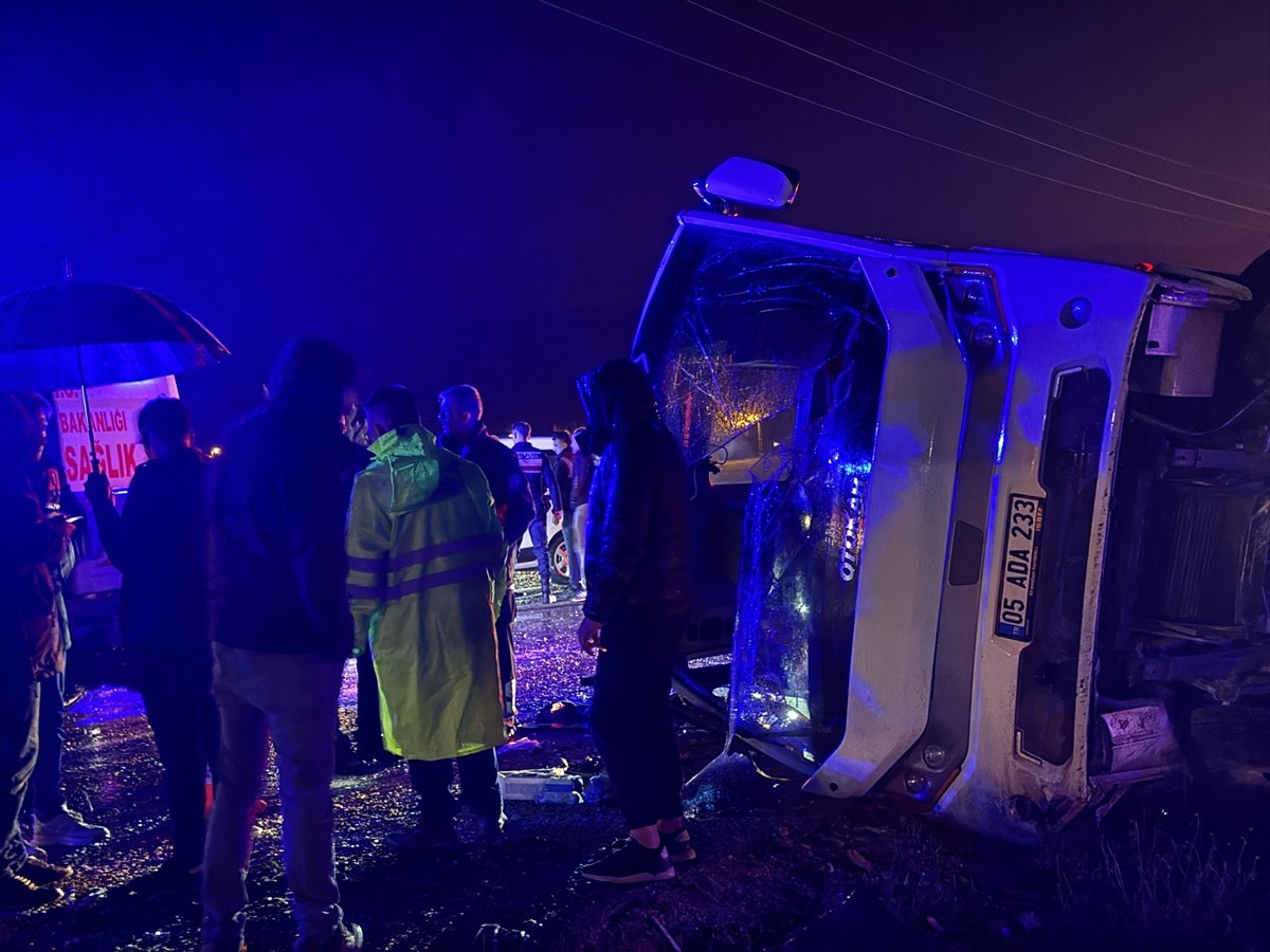 Kahramanmaraş'ın Göksun ilçesinde, sınır dışı edilecek düzensiz göçmenleri taşıyan minibüsün...