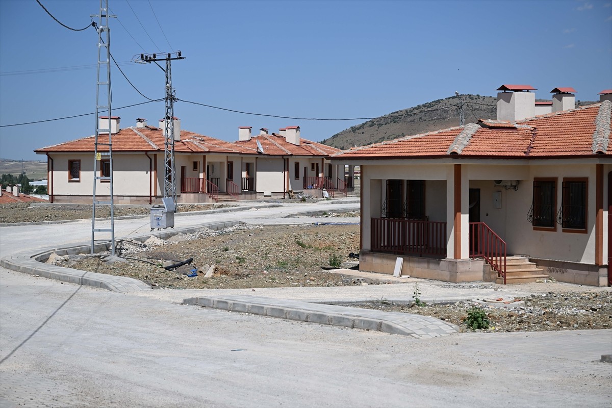 Kahramanmaraş'ta inşası tamamlanan 3 binin üzerinde köy tipi afet evinin anahtarı hak sahiplerine...