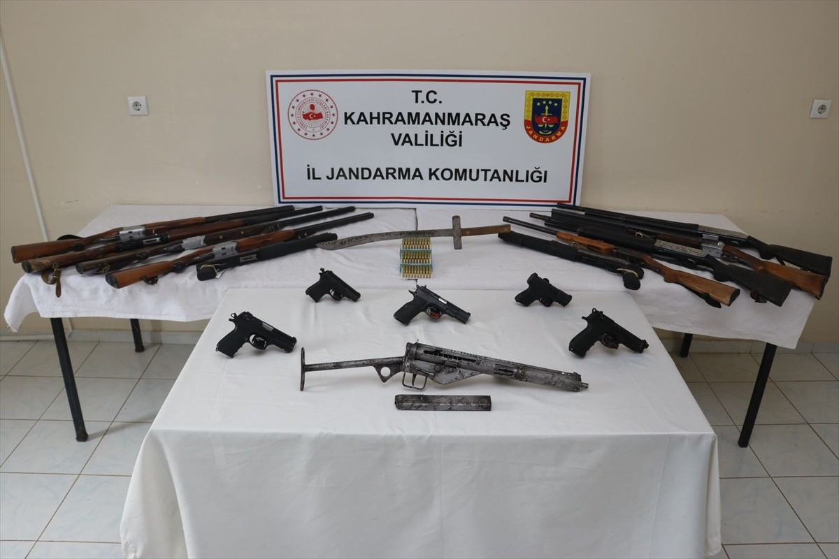 Kahramanmaraş merkezli 3 ilde düzenlenen kaçak silah operasyonunda gözaltına alınan 21 şüpheliden...