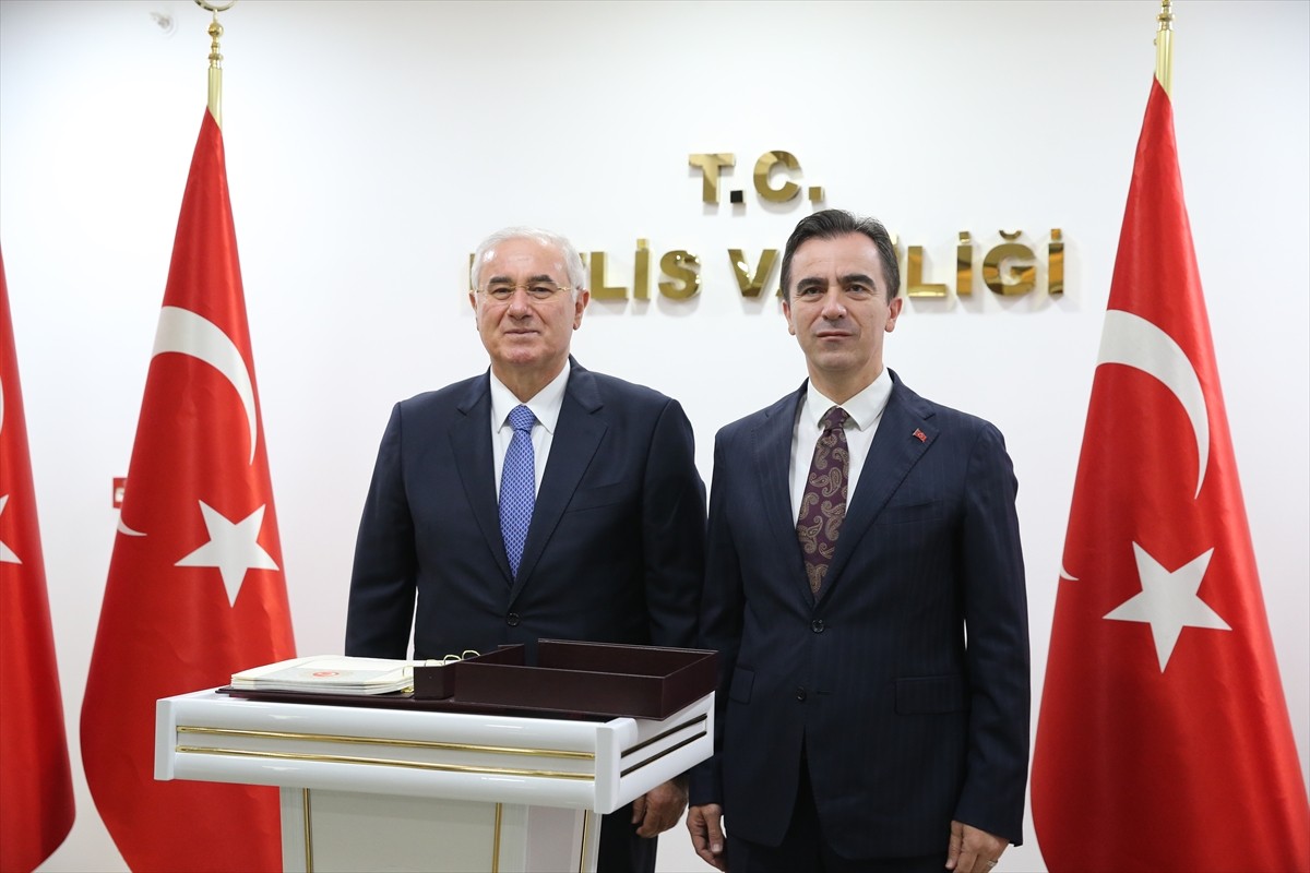 Kamu Başdenetçisi (Ombudsman) Mehmet Akarca (solda), "Ombudsman Bitlislerle Buluşuyor" programına...