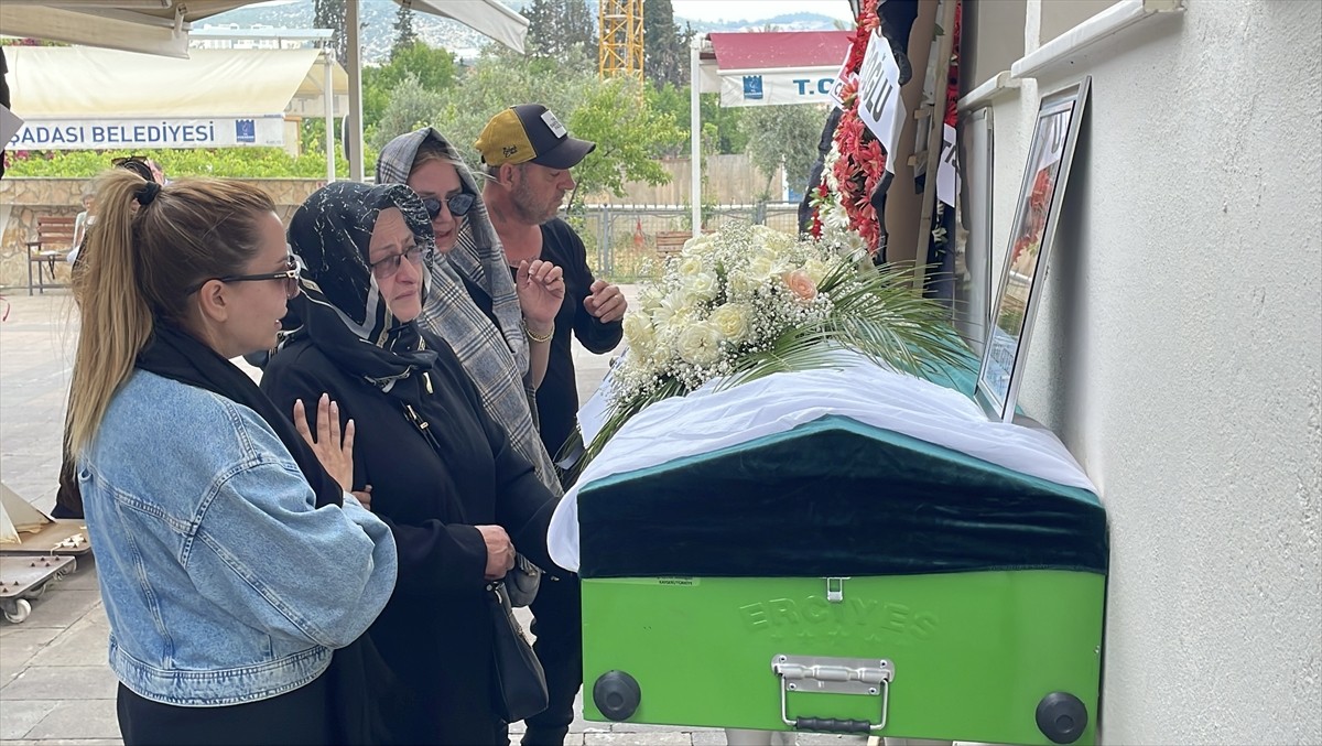 Kanser nedeniyle hayatını kaybeden şarkıcı Şimal Gülen'in cenazesi, Aydın'ın Kuşadası ilçesinde...