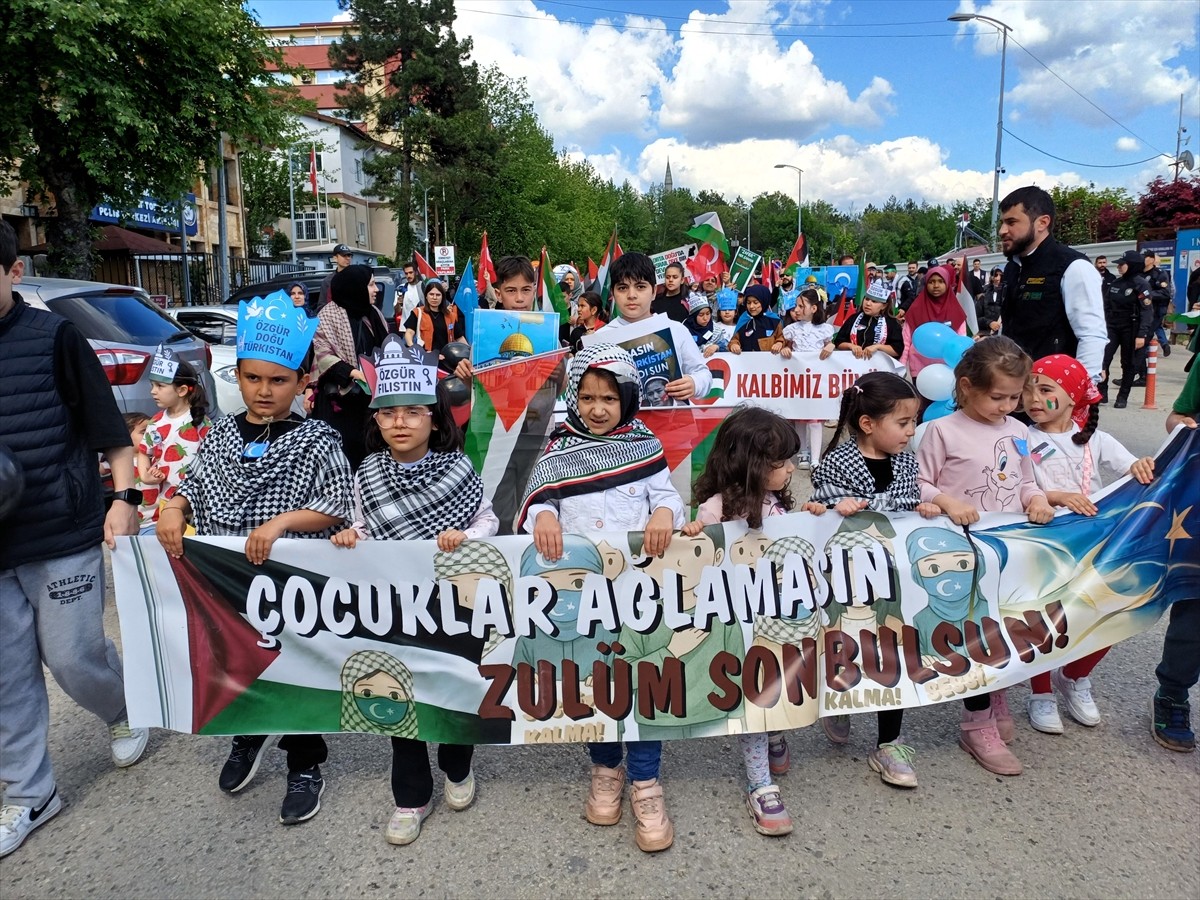 Karabük'te çocuklar, İsrail'in Gazze'ye yönelik saldırılarını protesto etmek ve Doğu Türkistan'a...